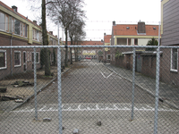 905247 Gezicht in de met hekken afgesloten Meloenstraat te Utrecht, waar alle woningen gesloopt gaan worden.